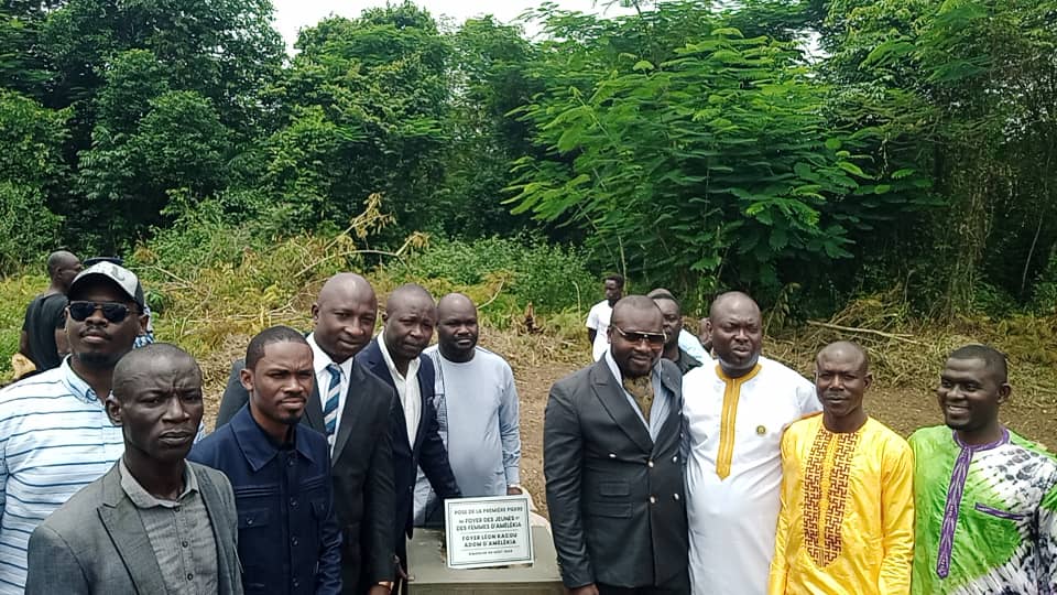 la cérémonie de pose de la première pierre du foyer des jeunes et des femmes d’Amélékia, un Édifice Culturel offert par le MINISTRE LÉON KACOU ADOM en partenariat avec 𝐥𝐚 𝐂𝐄𝐄𝐂𝐈-𝐔𝐄